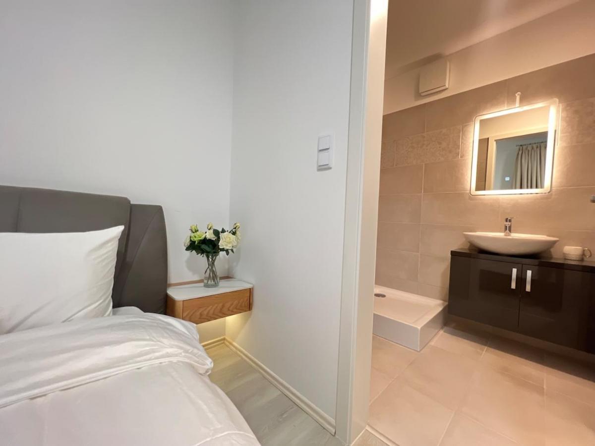 Danube 3 Beds With Big Balcony Parking 10euro A Day * Budapest